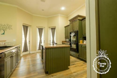 Oviedo Charmer - Heated Pool - Close To Everything