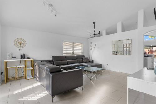 Well Illuminated And Spacious 3 Br Wh15920