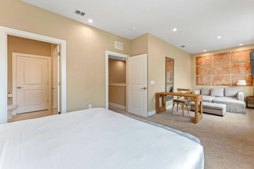 Magic Village 4 Suites W Jacuzzi 3131