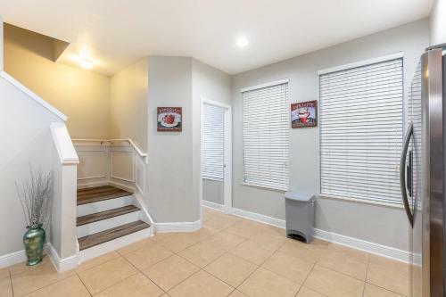 3br Townhouse W Perfect Location