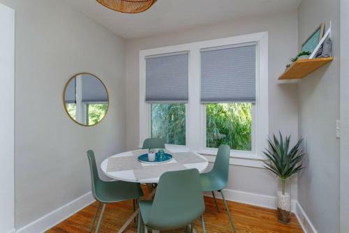 Charming 1br Vintage Treehouse Garage Apartment