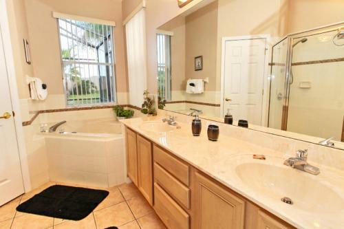 Villa Lake Or Conservation View Pool Homes