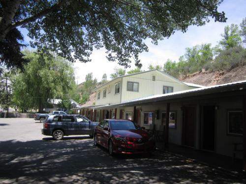 Motel Wapiti Lodge