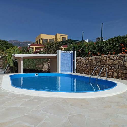 Impeccable 1-bed Apartment In Villa De Arico Pool