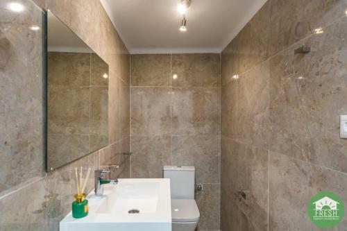 Town House With Jacuzzi And Foosball Table