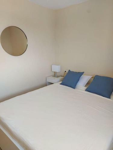 Sunny, Spacious 3 Bedroom Apartment With Seaview