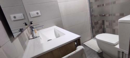 Comoda Y Moderna Habitacion Doble