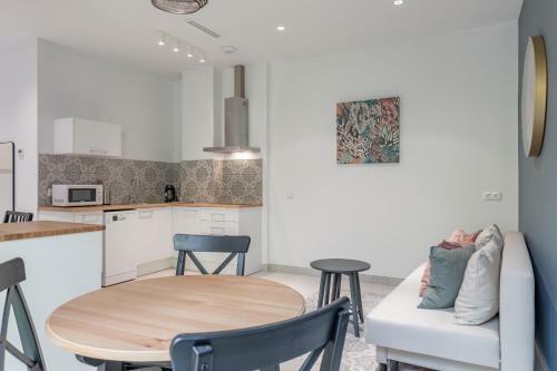 Chic & Comfortable Apartment, Private Terrace