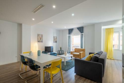 Modern, Stylish Apartment With Balcony