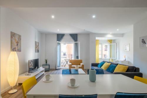 Modern, Stylish Apartment With Balcony