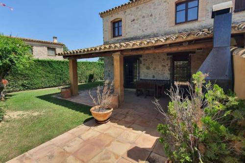 Casa Con Piscina Torroella De Fluvi�