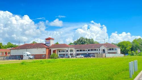 Motel Island Suites Bay City