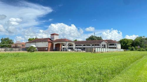 Motel Island Suites Bay City