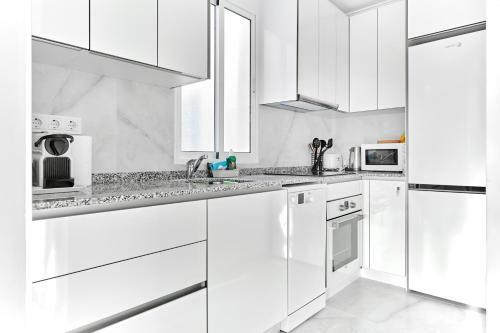 Lovely Sunny Apartment With Shared Pool And Private Parking