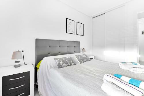 Lovely Sunny Apartment With Shared Pool And Private Parking