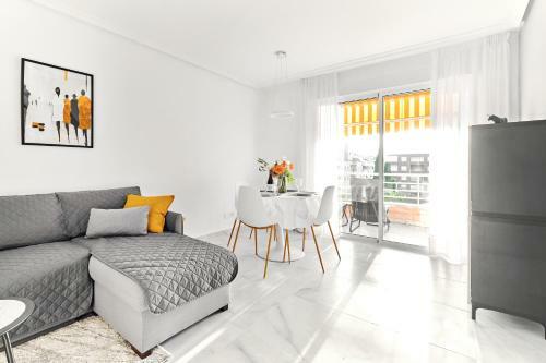 Lovely Sunny Apartment With Shared Pool And Private Parking