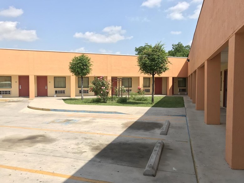 Nogalitos Motel