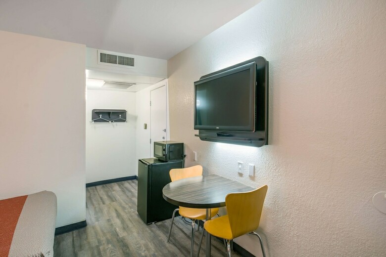 Motel 6 Williams