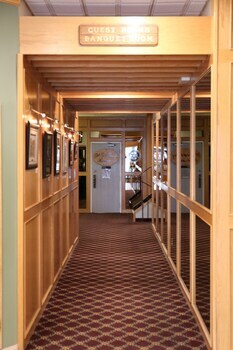 Hotel Tamarack Motor Inn