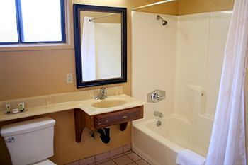 Posada Pacific Inn And Suites