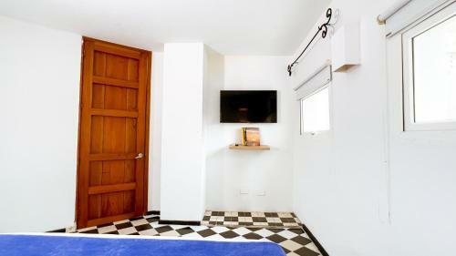 6 Bedroom Charming Colonial House With Pool