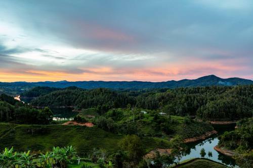 Hobbit Hotel Ecolodge- Guatap�