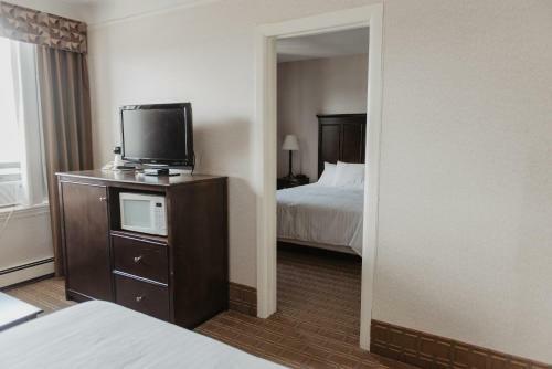 Prince Arthur Waterfront Hotel & Suites