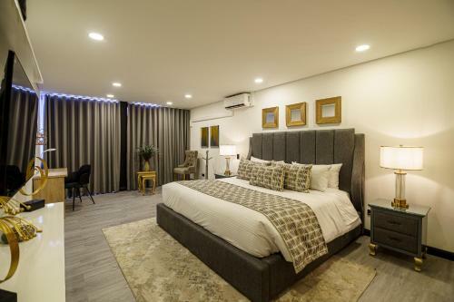 First Class Hotel By 5 Host