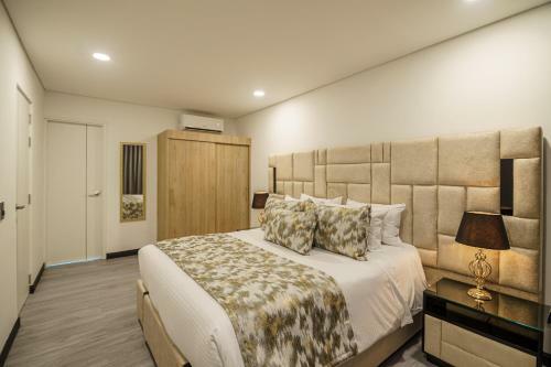 First Class Hotel By 5 Host