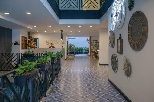 First Class Hotel By 5 Host