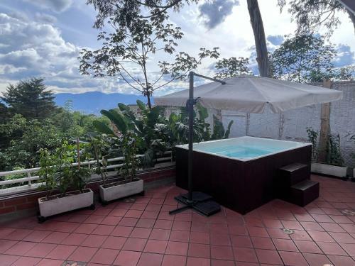 Villa El Poblado/elegante/confortable/ac/jacuzzi/billar