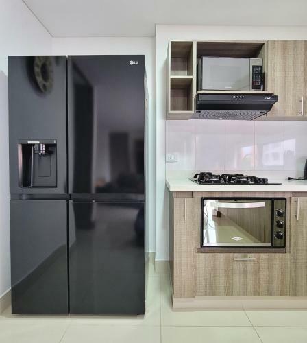 New Luxury 3 Bedroom Apartment In Great Area.