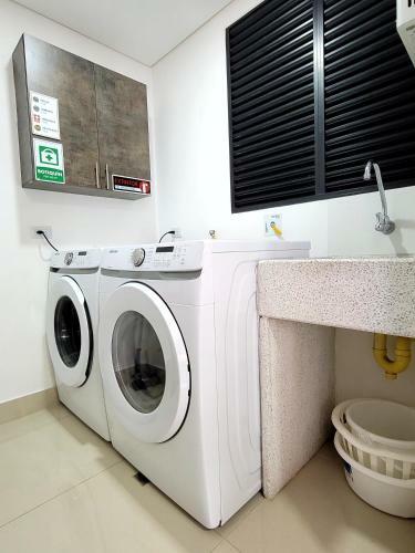 New Luxury 3 Bedroom Apartment In Great Area.