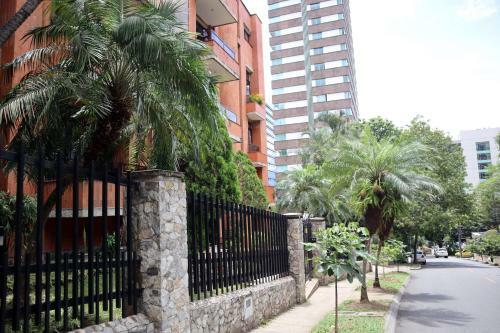 Lujoso Apartamento En El Poblado de 300 Metros