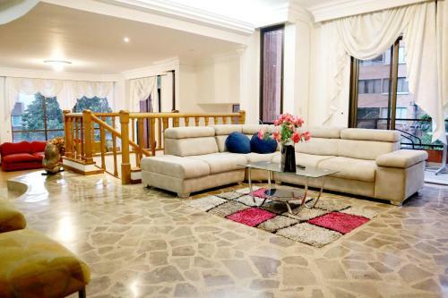 Lujoso Apartamento En El Poblado de 300 Metros