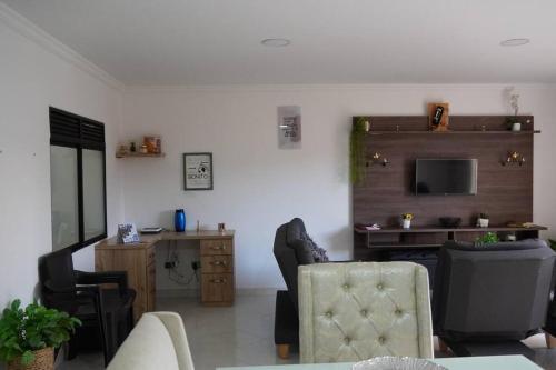 Casa Con Excelente Ubicaci�n Cerca Poblado Piso 3