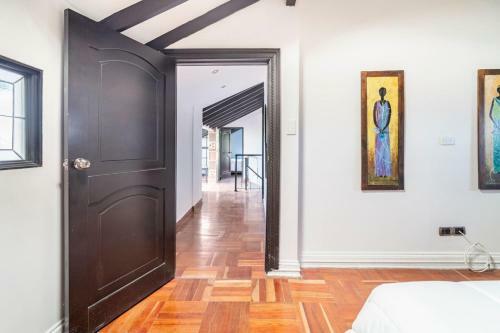 3 Story Penthouse With 2 Parking Spaces In Laureles