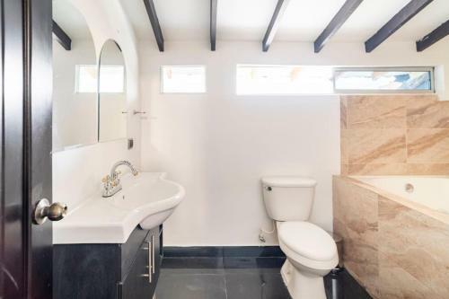 3 Story Penthouse With 2 Parking Spaces In Laureles