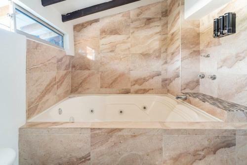 3 Story Penthouse With 2 Parking Spaces In Laureles