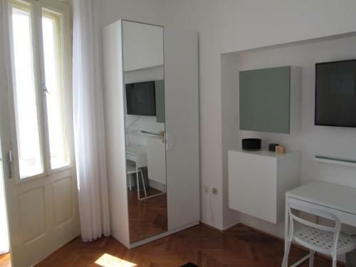 Hostal St. Lazarus Room