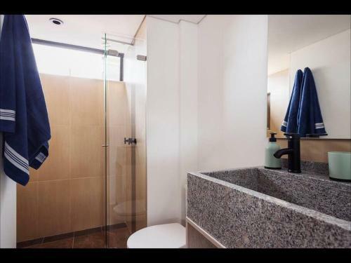 Stunning 2 Bedroom Apartment In A1 Location!