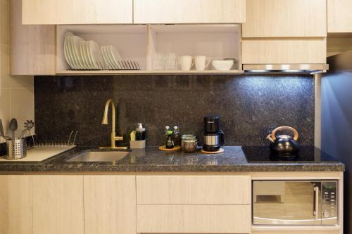 The Petit Flat - Bright & Stylish Studio Apartment Near Unicentro