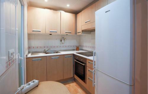 Gorgeous Apartment In Torrevieja With Kitchenette
