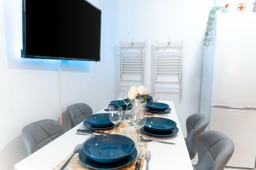 Downtown Apartment (3 Bedrooms, 2 Bathrooms, Wifi)