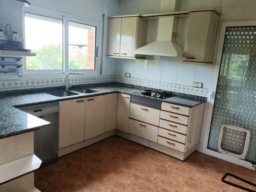 Casa Con Jard�n Y Piscina Privada.