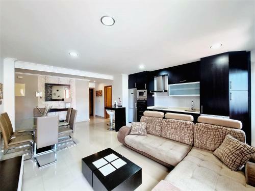 Apartamento Con Terraza Y Piscina