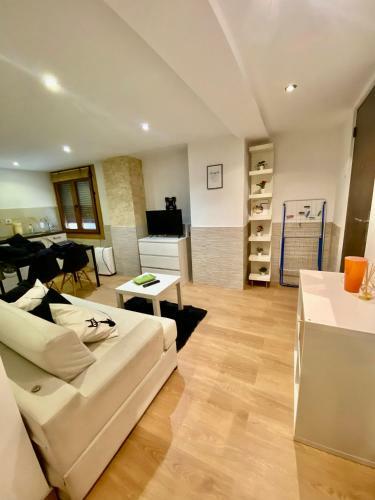 Stylous Apartment At The Center