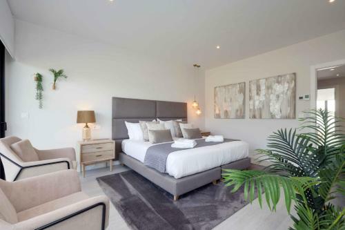 Modern Four Bedroom House With Golf Course Views
