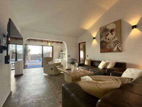 Oceanfront Villa - Amarilla Breeze