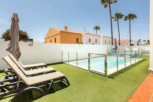 Large Detached Villa With Private Enclosed Pool